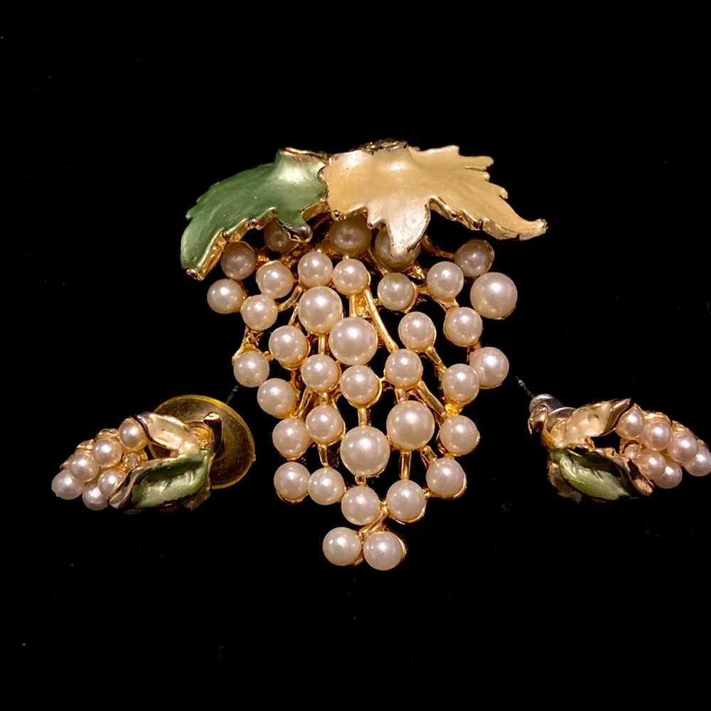 Vintage faux pearl with random rhinestone diamonds brooch with matching earrings